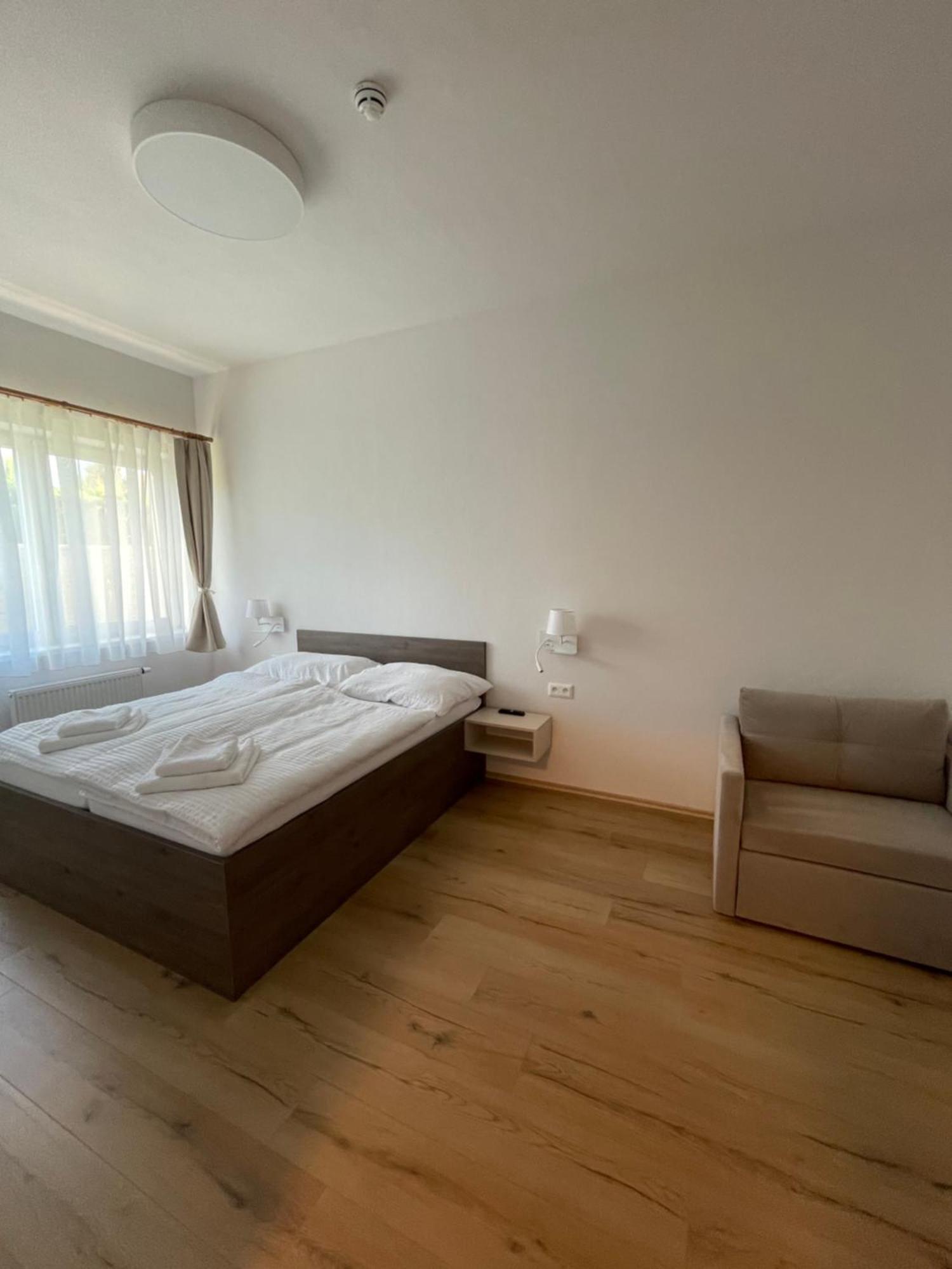 Zafir Hotel Дунавска Стреда Екстериор снимка